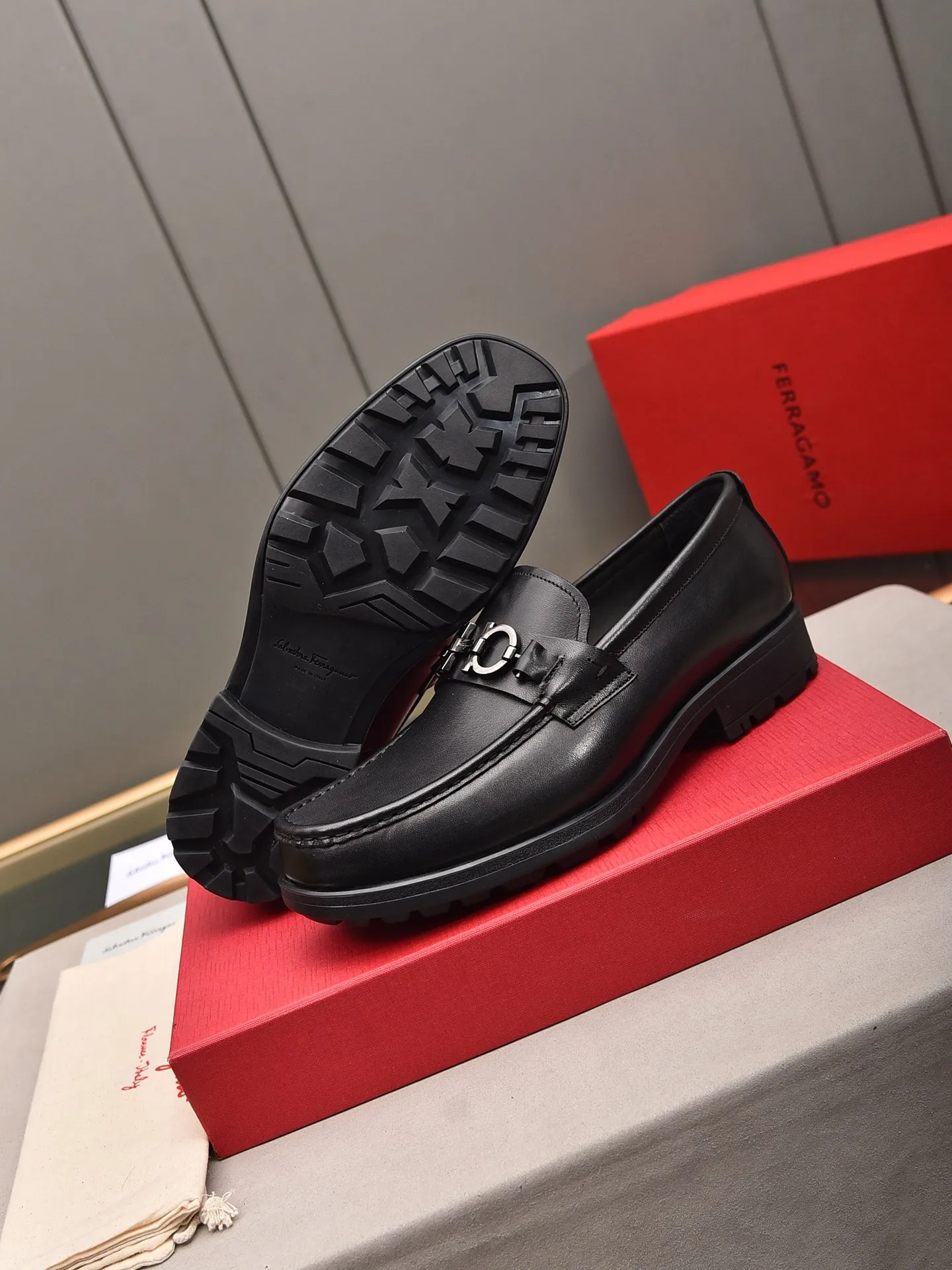 Men's shoes 💰: 500 Brand: Ferragamo Size: Men's size 38/44 (45 can be customized) Grade: Same style as the official website High-end quality men's shoes Material: Original first-layer calfskin Water-dyed cowhide lining Original outsole Style categories: Men's fashionable formal business casual leather shoes Slip-on men's shoes high-top series Young fashion European and American trends British style Casual matching Comfortable feet